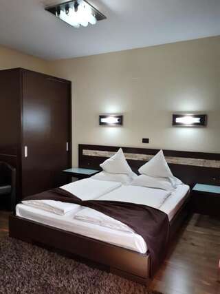 Курортные отели Complex Cochet Буштени Double Room with Free Pool Access - Vila 4-14